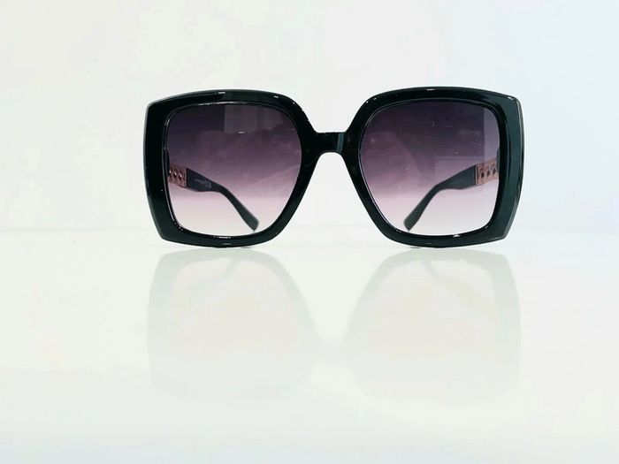 Lunette de soleil femme rectangulaire noire bras en chaîne dorée verres dégradés uvprotection cat 3 - photo numéro 9