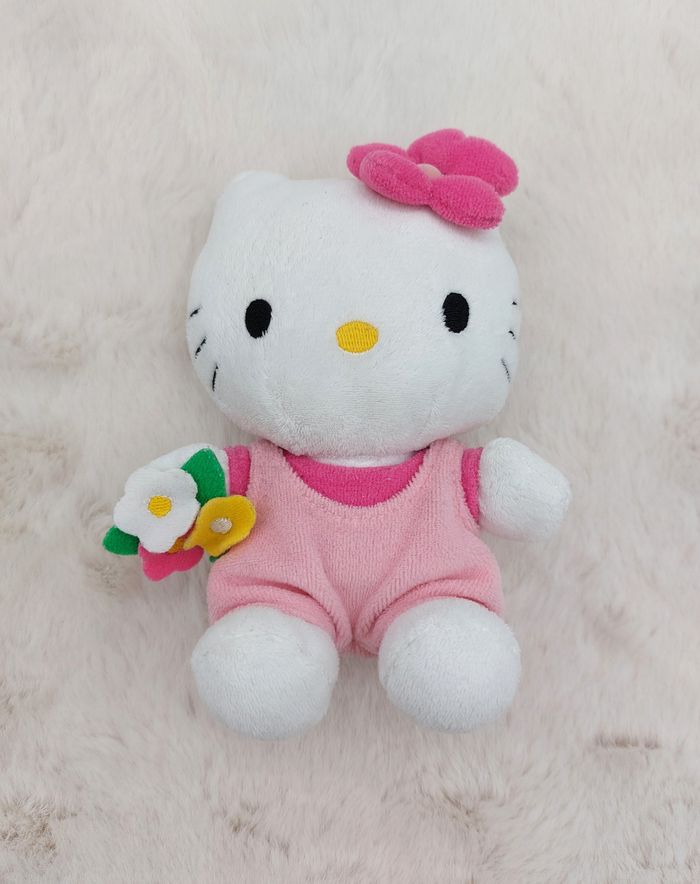 Petite peluche doudou Hello Kitty Sanrio Jemini salopette rose fleurs jaune rose - photo numéro 4