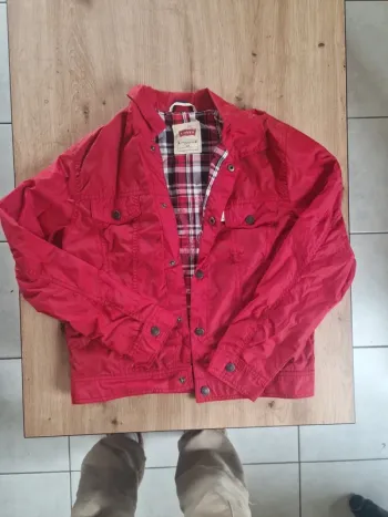 Veste légère levis taille 12 ans rouge très bon état
