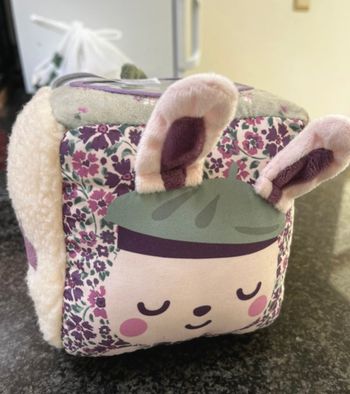 Cube d’activités en multi matières violet lapin 