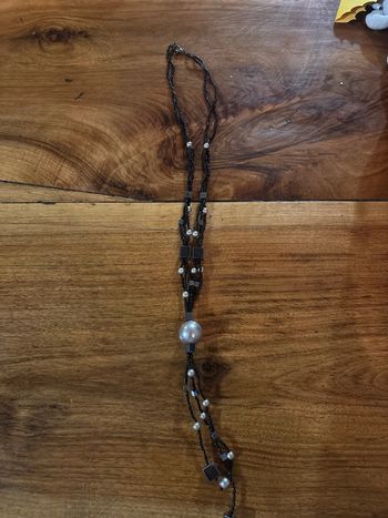 Sautoir en perle noir et éléments argenté