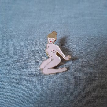 Pins femme beige coucou suzette