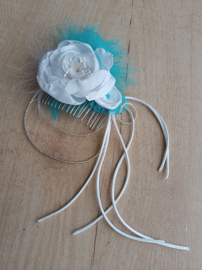 Peigne mariage fleur turquoise blanc plume