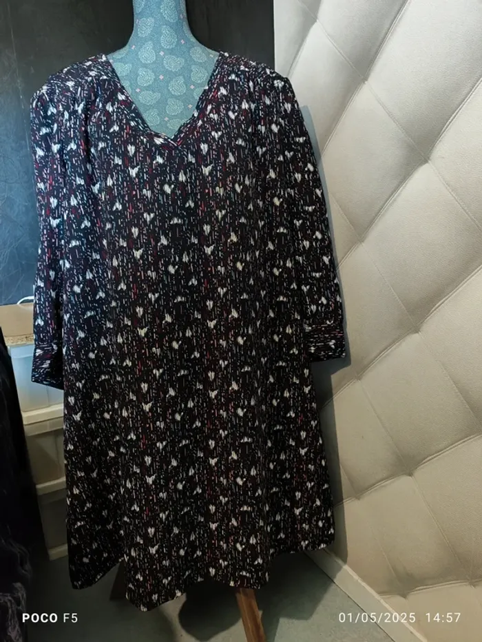 Robe fond noir  couleur rose blanc bleu - photo numéro 5