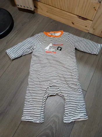 Combinaison pyjama doublé chaud rayé noir et blanche sans pied pirate orchestra 3 mois très bon état