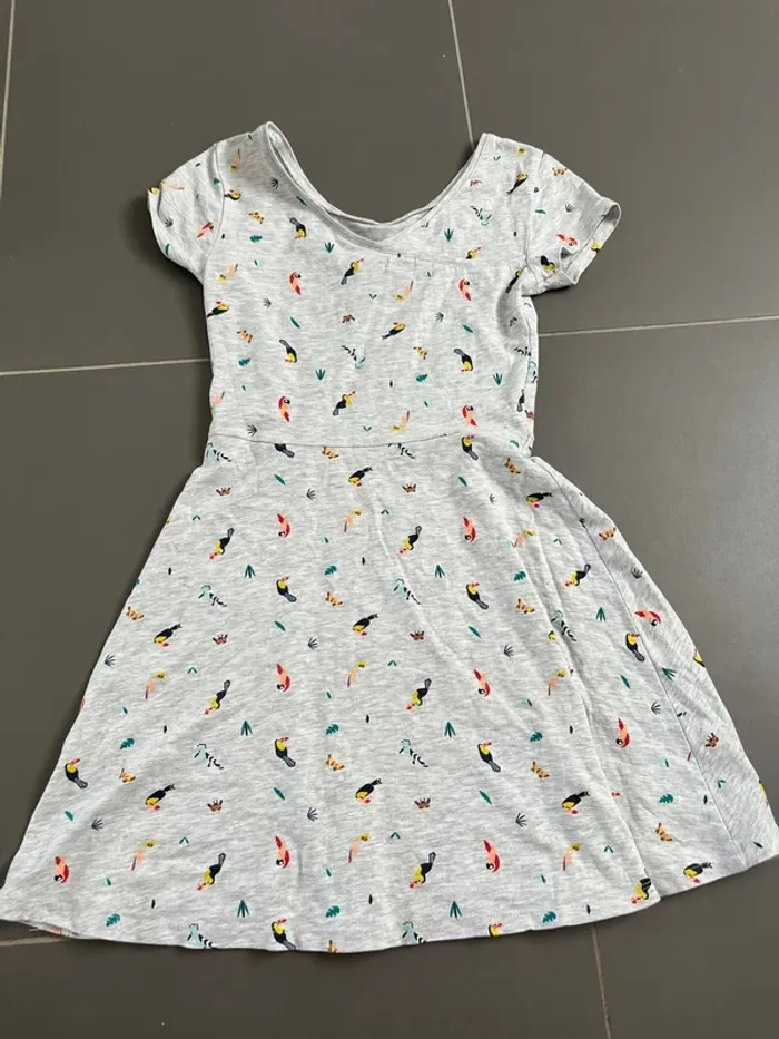 Robe kiabi 10 ans perroquet en très bon état - photo numéro 3