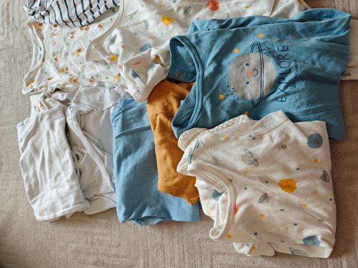 Lot de pyjama et bodies - photo numéro 2
