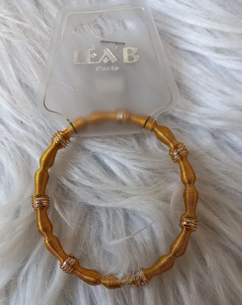 Bracelet étirable doré et petites billes argentées