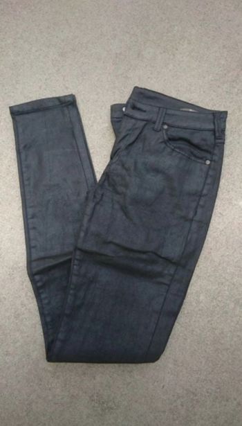 Pantalon noir enduit Mango