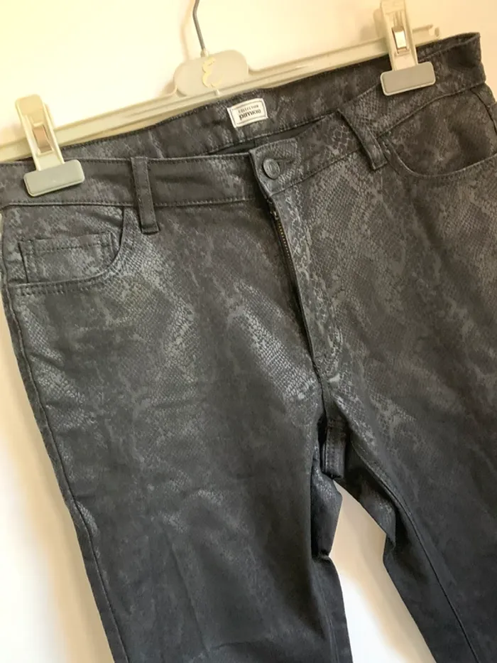Pantalon slim noir effet python Pimkie - Taille 40 - photo numéro 2