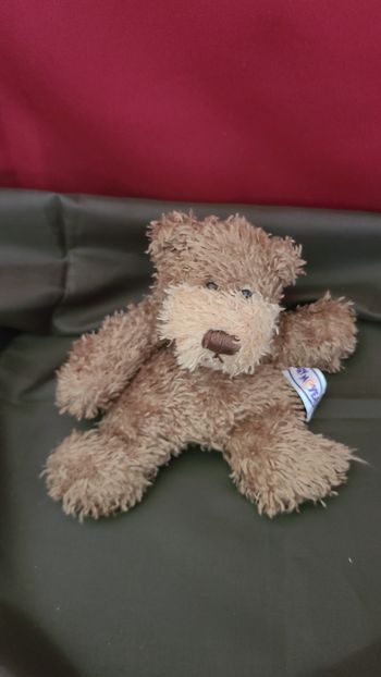 doudou ours chien marron beige microbilles couché mary meyer
