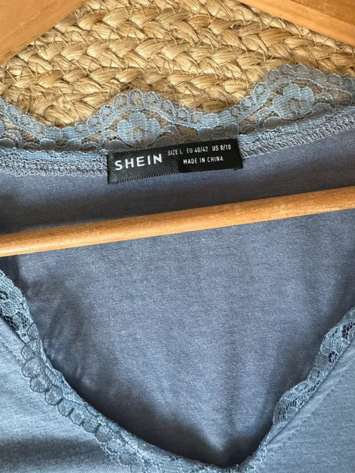 T-shirt bleu et dentelle - photo numéro 2