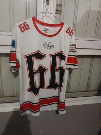 Maillot blanc et rouge de mode