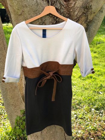 Robe blanche marron et grise