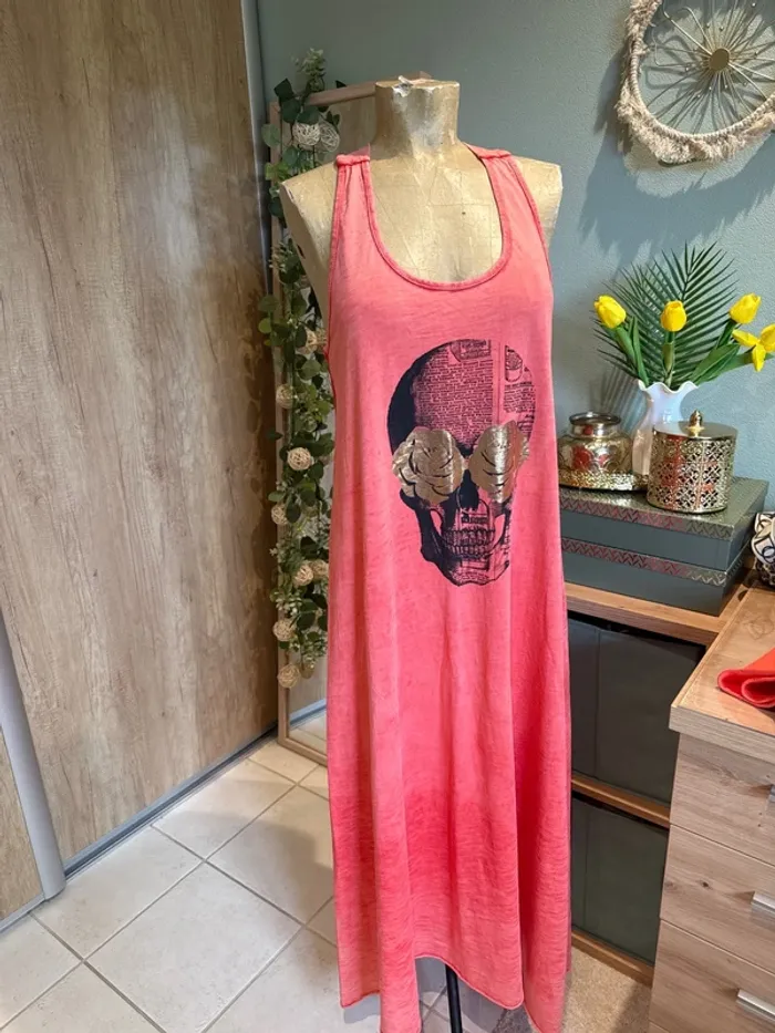Très jolie robe longue sans manches avec skull devant
