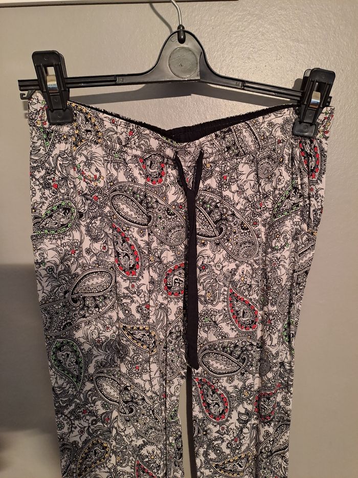 Pantalon femme décoré fleurs - Marque Etam - Taille 36 - État neuf.