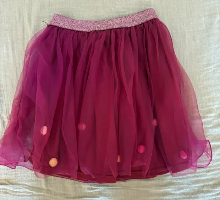 Jupe voile bordeaux à pompons colorés