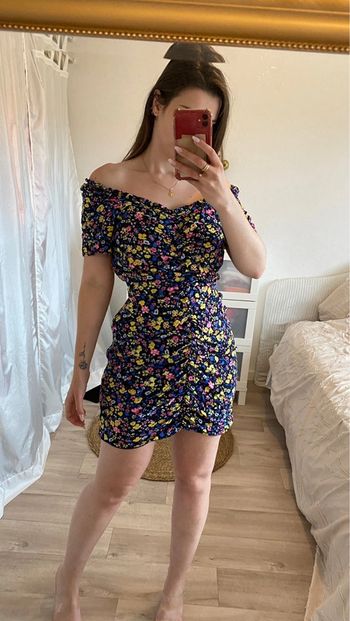 Rien fleurie foncé épaules dénudés