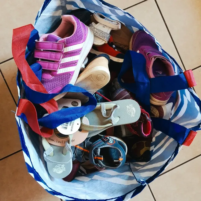 Très grosse poche remplie de chaussures enfants bébé