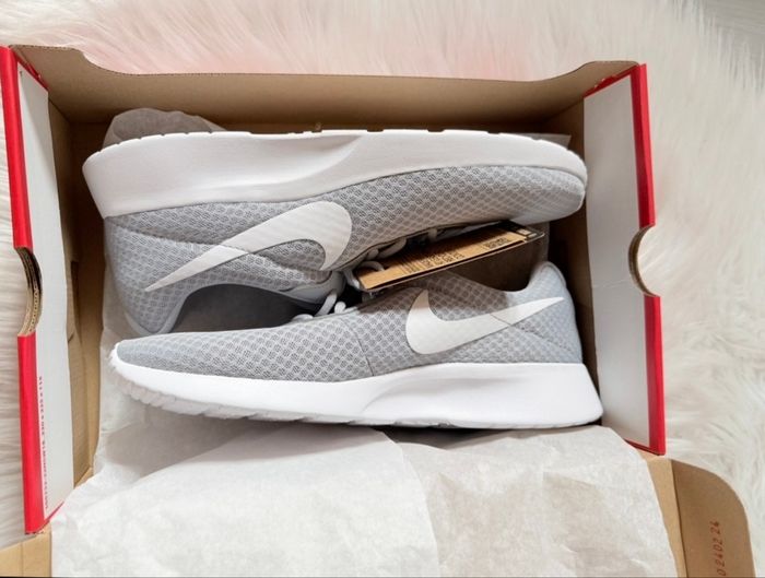 Baskets Nike – Taille 44,5 – gris clair/blanc – Neuf avec étiquette - photo numéro 2