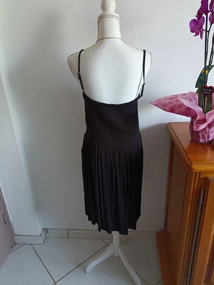 Joli robe noire tissus crêpe Neuve - photo numéro 4