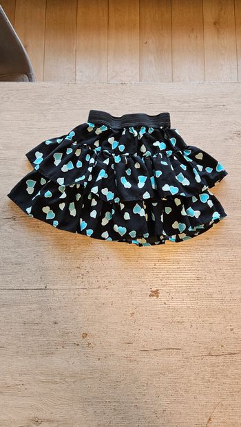 Jupe courte noire avec petits coeurs, gros élastique à la taille, 5 ans, nickel