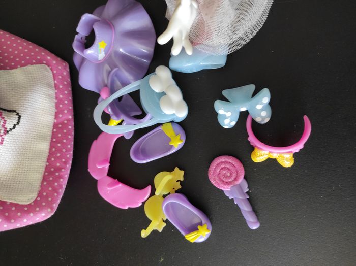 Figurine Minnie avec accessoire + pochon Hello Kitty fait main - photo numéro 3