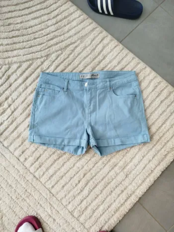 Short bleu