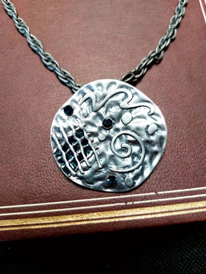 Magnifique collier chaîne couleur argent vieilli avec pendentif médaillon - photo numéro 3