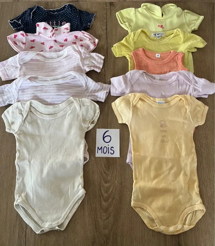 Lot bodies manches courtes 6 mois