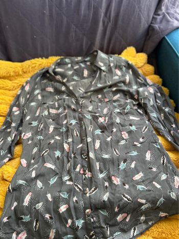 Chemise grise avec des plumes