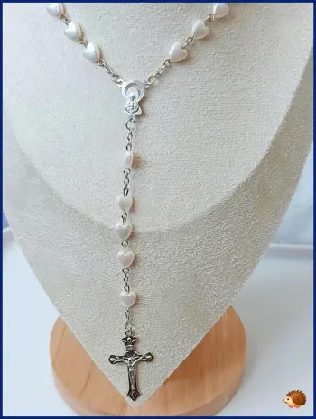 Collier chapelet argenté avec perles cœur et croix – style Trendy Chic