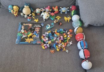 Lot de figurines pokemon + livre