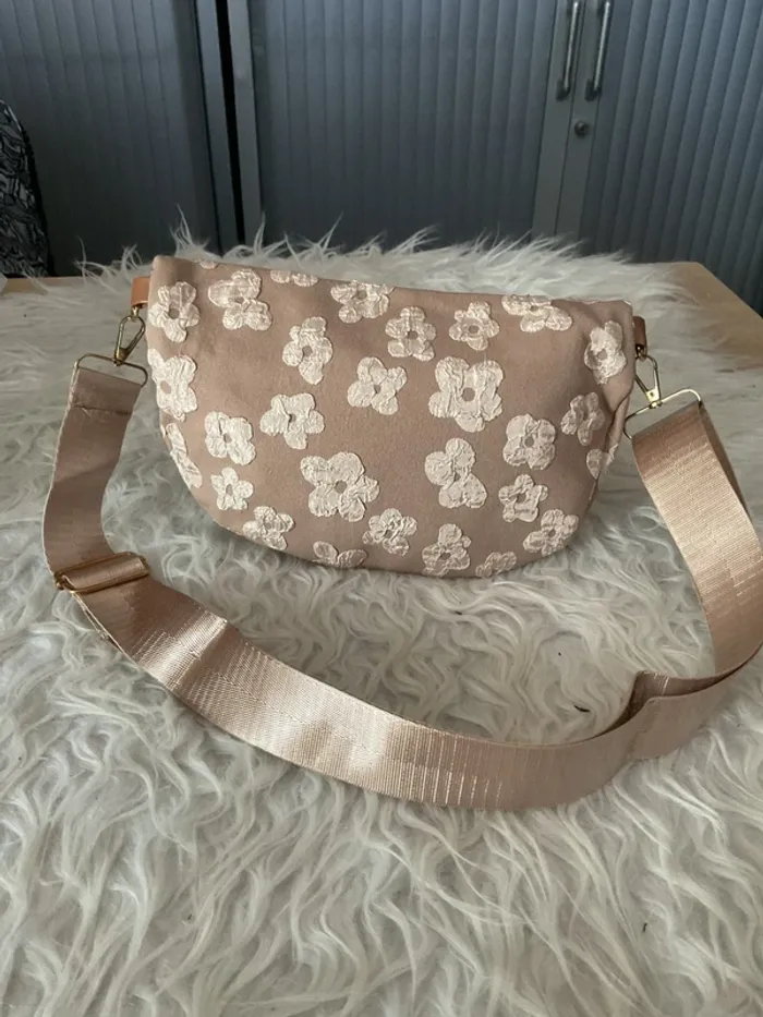 Sac banane fleuris neuve - photo numéro 3