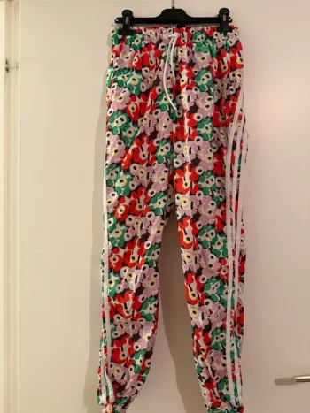 Jogging adidas à fleur en très bon état taille XS