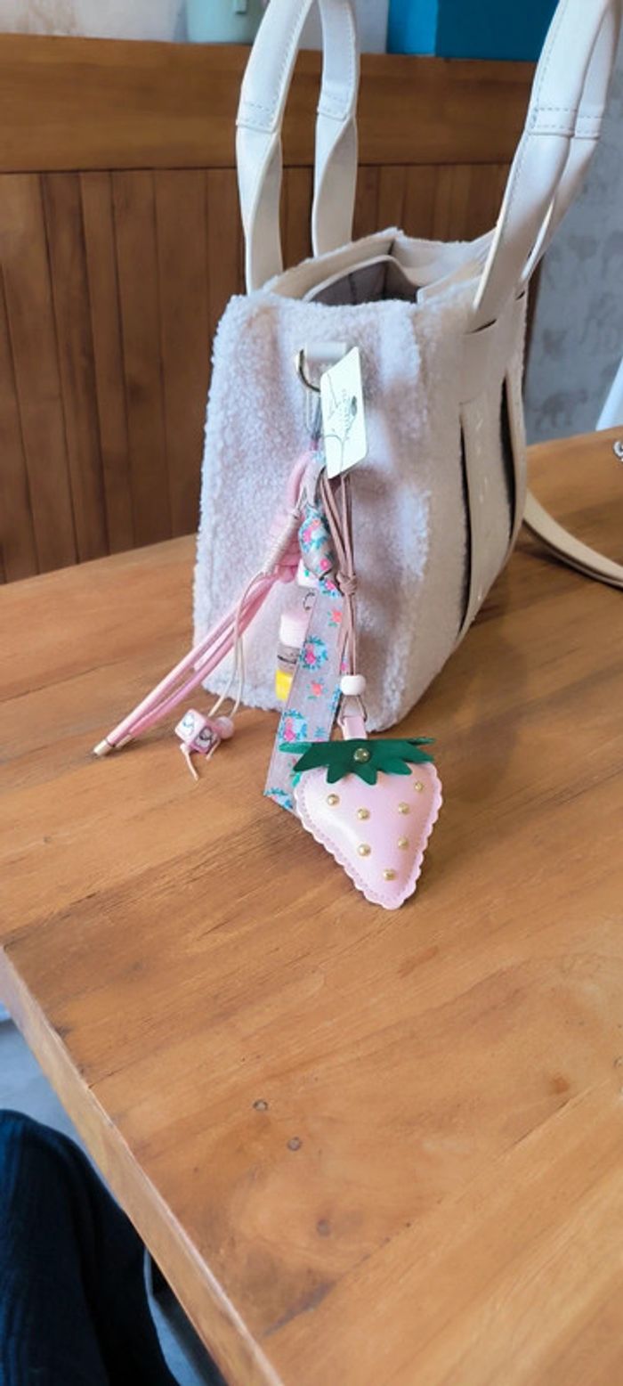 Grigri de sac porte clés fraise macaron rose