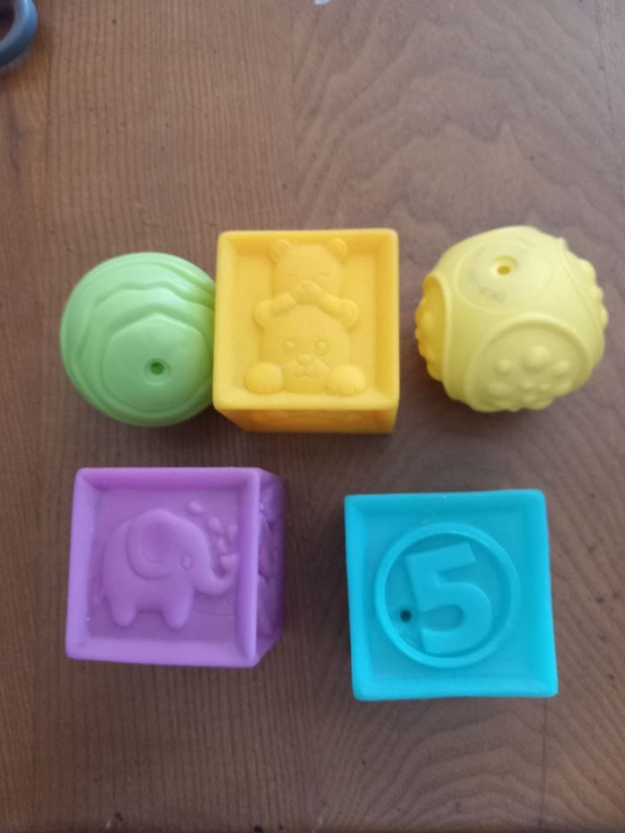 Lot balles et cubes - photo numéro 2