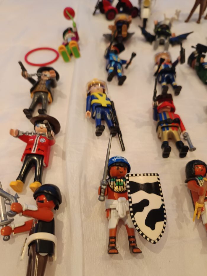 Playmobil ensemble d'environ 20 personnages et accessoires - photo numéro 2