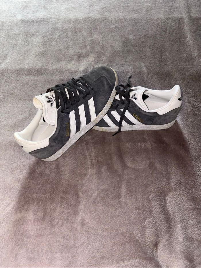 Baskets Adidas Gazelle indoor grise taille 37 1/3 en très bon état.