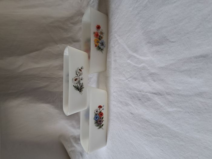 Lot 3 beurriers raviers plats Arcopal motifs fleurs ancien vintage