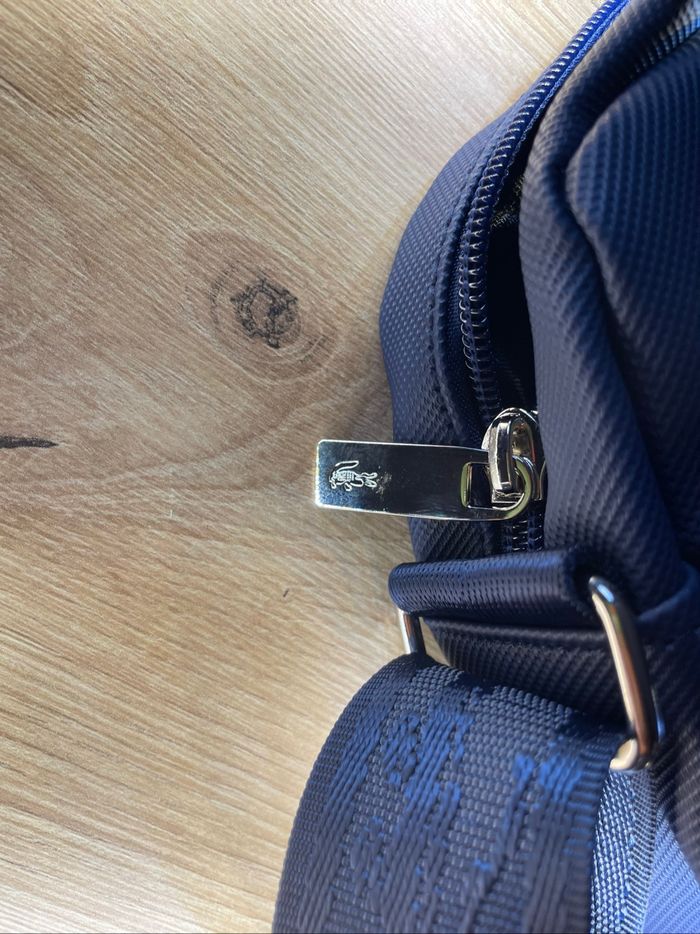 Sacoche Lacoste bleu marine – Logo crocodile, très bon état, look streetwear chic - photo numéro 5