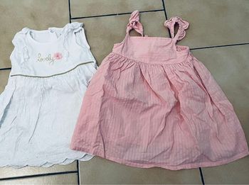 Lot de 2 robes 12 mois.