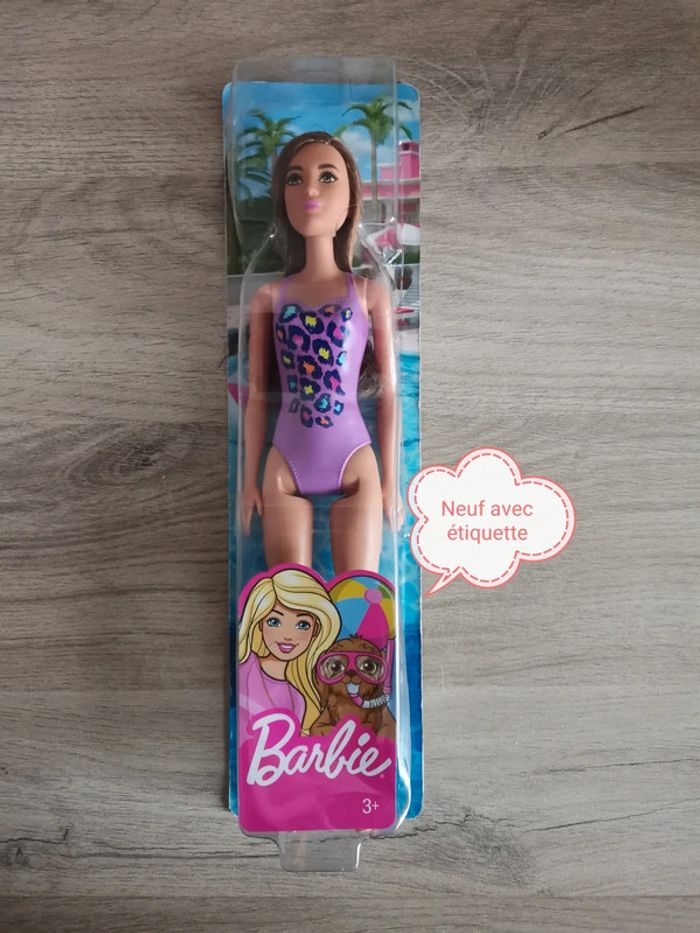 Barbie neuve à la plage en maillot de bain