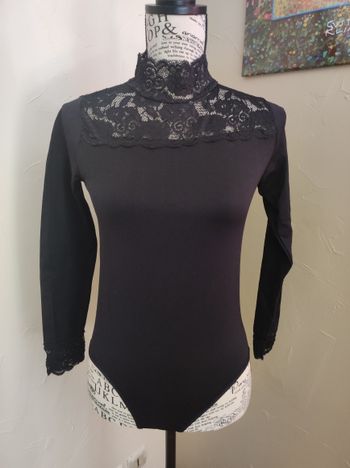 Body noir sans marque avec col montant en dentelle taille 1
