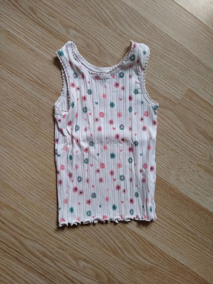 Débardeur beige a fleurs. Filles. Neuf. Kiabi.
Taille 4 ans