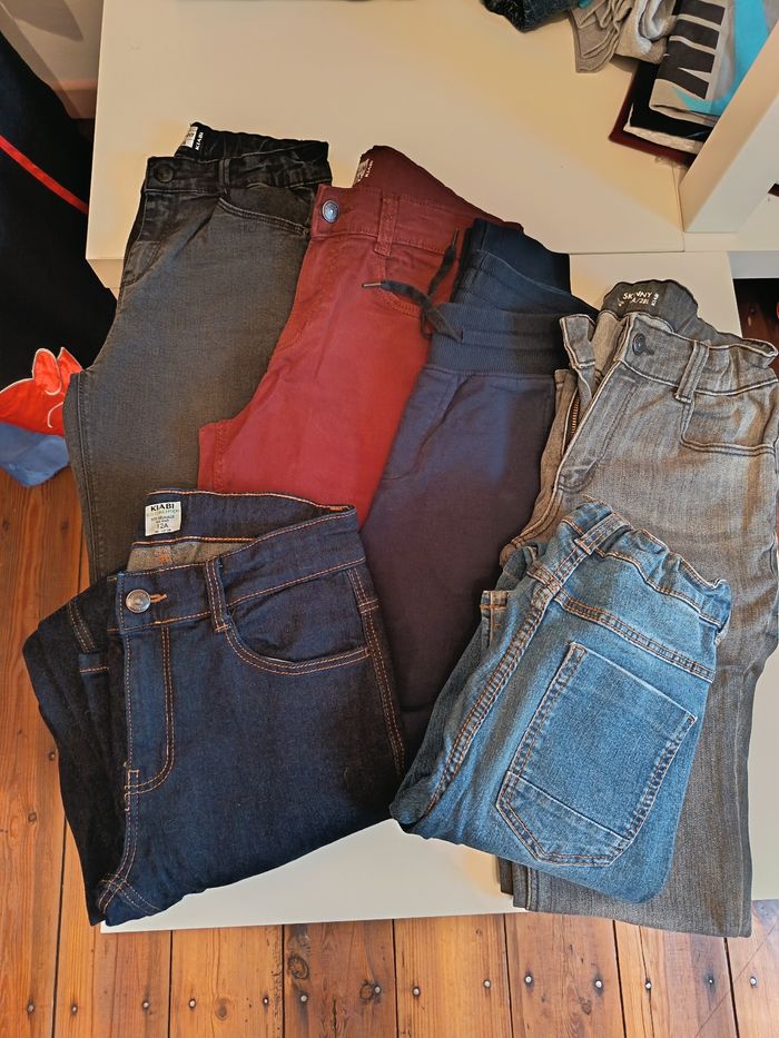 Lot de jeans et 1 jogging