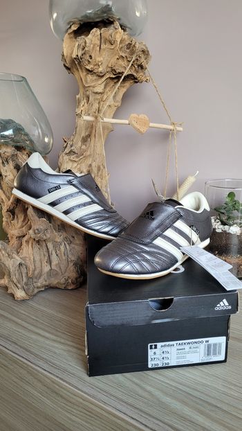 Basquettes adidas pointure 37  neuves