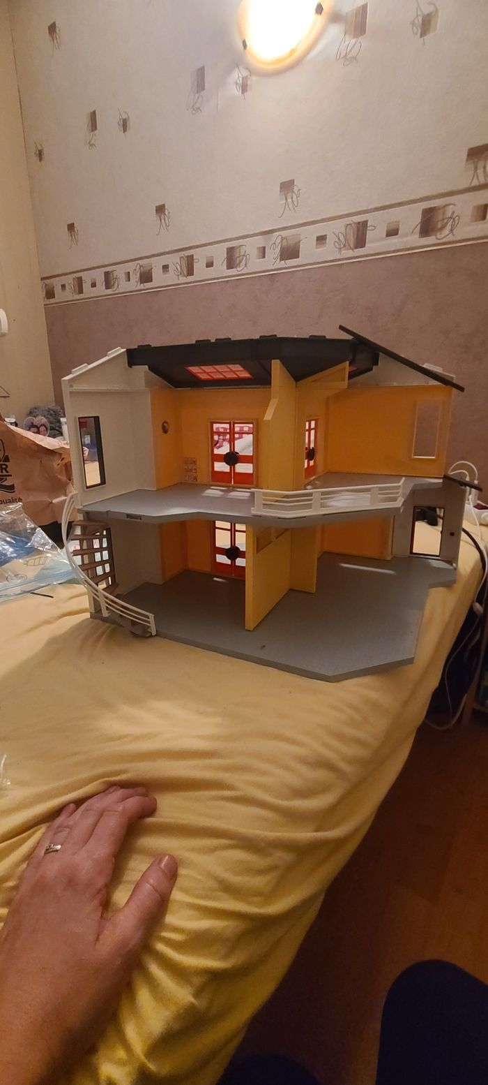 Maison de playmobile et divers accessoires - photo numéro 2