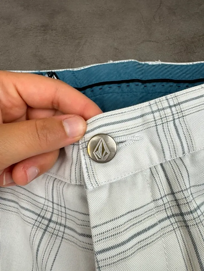 Short chino Volcom à carreaux Blanc et bleu Taille 36 - photo numéro 3