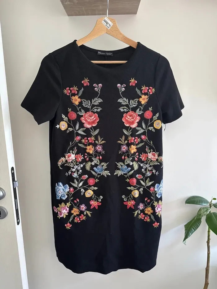 Robe t-shirt droite fleurs Zara